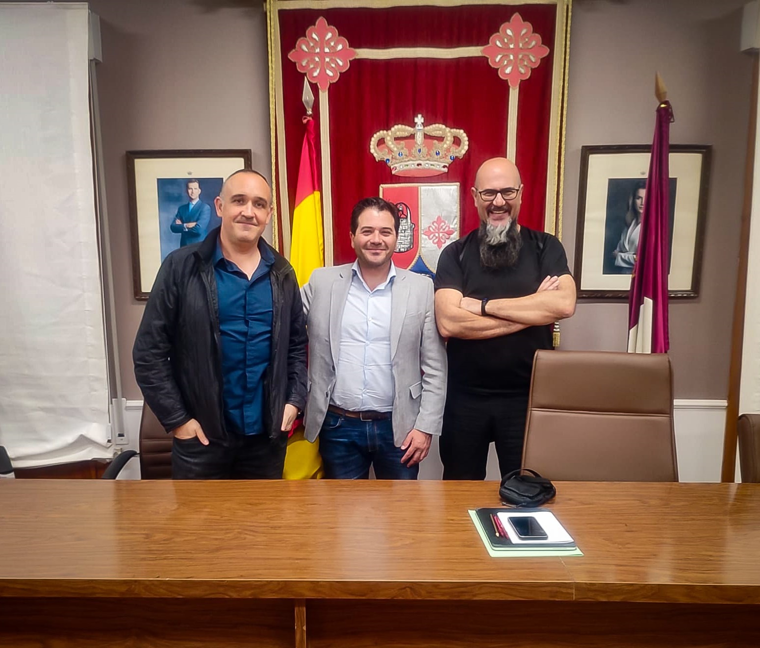 El alcalde, David Triguero, firma el convenio con la Agrupación Musical José Gracia Sánchez